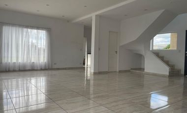 Venta / Alquiler amoblado Casa 5 ambientes en Santa Juana en Canning