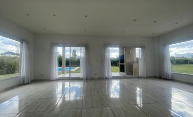 Venta / Alquiler amoblado Casa 5 ambientes en Santa Juana en Canning