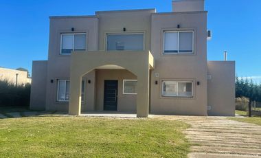 Venta / Alquiler amoblado Casa 5 ambientes en Santa Juana en Canning