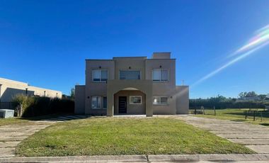 Venta / Alquiler amoblado Casa 5 ambientes en Santa Juana en Canning