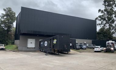 Excelente establecimiento Logístico de 4700 m2 cub en Garín