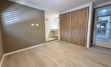 Casa al frente de 2 dormitorios con cochera