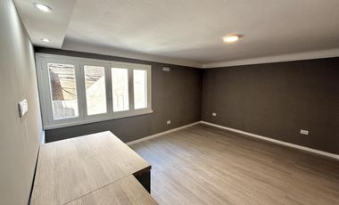 Casa al frente de 2 dormitorios con cochera