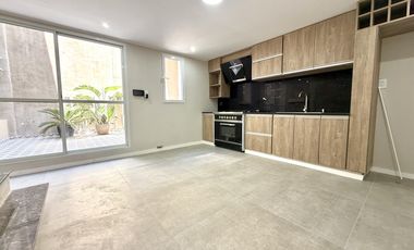 Casa al frente de 2 dormitorios con cochera