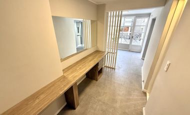 Casa al frente de 2 dormitorios con cochera