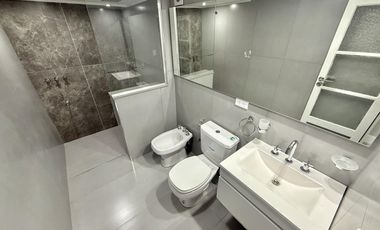 Casa al frente de 2 dormitorios con cochera