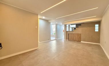 Casa al frente de 2 dormitorios con cochera