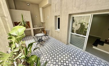 Casa al frente de 2 dormitorios con cochera