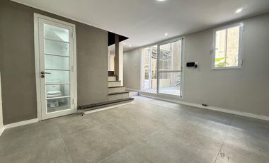 Casa al frente de 2 dormitorios con cochera