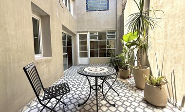 Casa al frente de 2 dormitorios con cochera