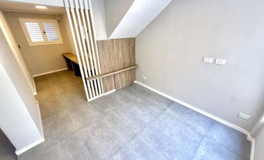 Casa al frente de 2 dormitorios con cochera