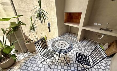 Casa al frente de 2 dormitorios con cochera