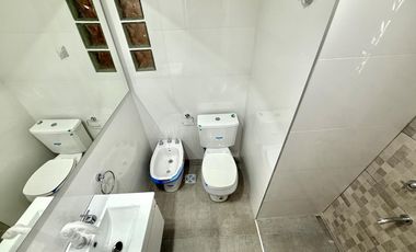 Casa al frente de 2 dormitorios con cochera