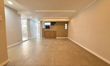 Casa al frente de 2 dormitorios con cochera