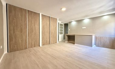 Casa al frente de 2 dormitorios con cochera