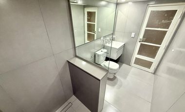 Casa al frente de 2 dormitorios con cochera