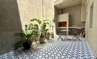 Casa al frente de 2 dormitorios con cochera