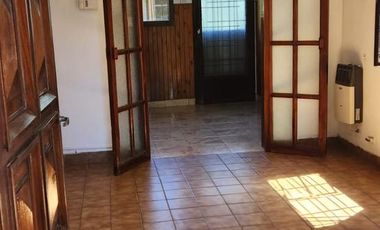 CASA DE 3 AMBIENTES CON DEPTO DE 2 AMBIENTES AL FONDO CON ENTRADA INDEPENDIENTE