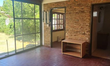 CASA DE 3 AMBIENTES CON DEPTO DE 2 AMBIENTES AL FONDO CON ENTRADA INDEPENDIENTE