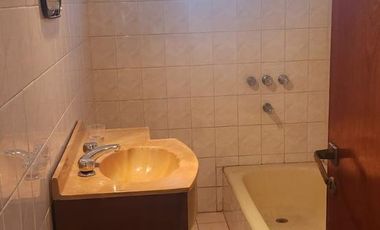 CASA DE 3 AMBIENTES CON DEPTO DE 2 AMBIENTES AL FONDO CON ENTRADA INDEPENDIENTE