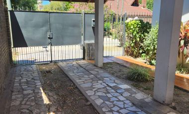 CASA DE 3 AMBIENTES CON DEPTO DE 2 AMBIENTES AL FONDO CON ENTRADA INDEPENDIENTE