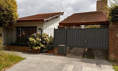 CASA DE 3 AMBIENTES CON DEPTO DE 2 AMBIENTES AL FONDO CON ENTRADA INDEPENDIENTE