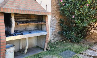 CASA DE 3 AMBIENTES CON DEPTO DE 2 AMBIENTES AL FONDO CON ENTRADA INDEPENDIENTE