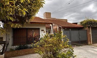 CASA DE 3 AMBIENTES CON DEPTO DE 2 AMBIENTES AL FONDO CON ENTRADA INDEPENDIENTE