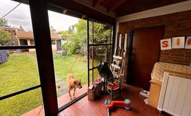 CASA DE 3 AMBIENTES CON DEPTO DE 2 AMBIENTES AL FONDO CON ENTRADA INDEPENDIENTE