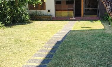 CASA DE 3 AMBIENTES CON DEPTO DE 2 AMBIENTES AL FONDO CON ENTRADA INDEPENDIENTE