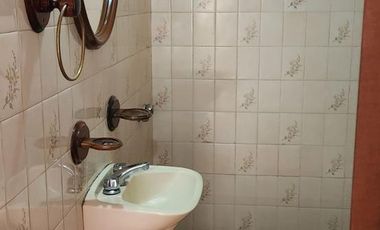 CASA DE 3 AMBIENTES CON DEPTO DE 2 AMBIENTES AL FONDO CON ENTRADA INDEPENDIENTE