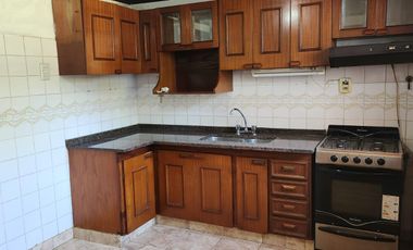 CASA DE 3 AMBIENTES CON DEPTO DE 2 AMBIENTES AL FONDO CON ENTRADA INDEPENDIENTE