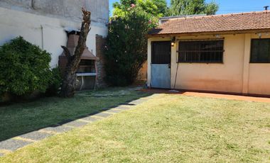 CASA DE 3 AMBIENTES CON DEPTO DE 2 AMBIENTES AL FONDO CON ENTRADA INDEPENDIENTE