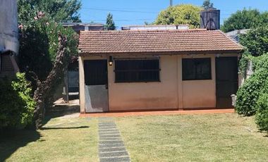 CASA DE 3 AMBIENTES CON DEPTO DE 2 AMBIENTES AL FONDO CON ENTRADA INDEPENDIENTE