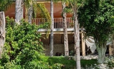 HERMOSA  CASA DE CAMPO RODEADA DE ARBOLES