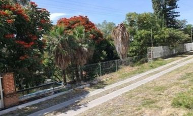 HERMOSA  CASA DE CAMPO RODEADA DE ARBOLES