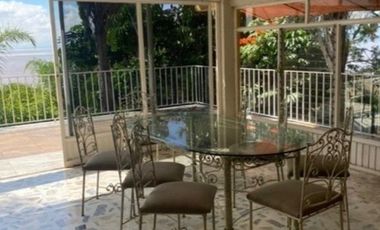 HERMOSA  CASA DE CAMPO RODEADA DE ARBOLES