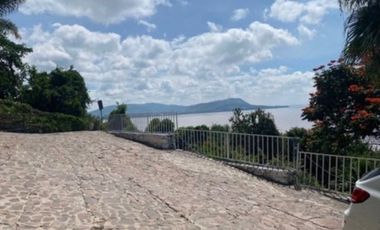 HERMOSA  CASA DE CAMPO RODEADA DE ARBOLES