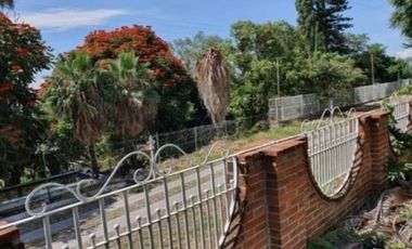 HERMOSA  CASA DE CAMPO RODEADA DE ARBOLES