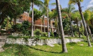 HERMOSA  CASA DE CAMPO RODEADA DE ARBOLES