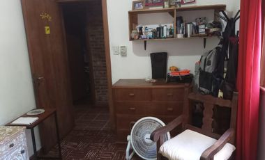 Venta de Casa 5 Amb. S/Lote 8.66x22m². en Ramos Mejia - Buen Estado Con patio y Quincho