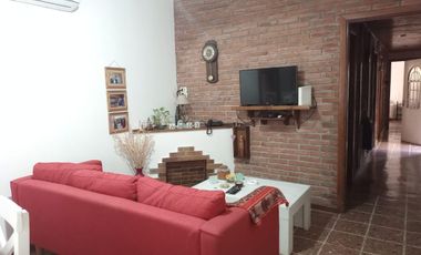 Venta de Casa 5 Amb. S/Lote 8.66x22m². en Ramos Mejia - Buen Estado Con patio y Quincho