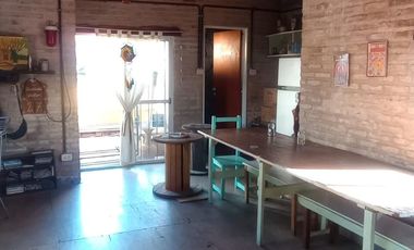 Venta de Casa 5 Amb. S/Lote 8.66x22m². en Ramos Mejia - Buen Estado Con patio y Quincho