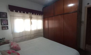 Venta de Casa 5 Amb. S/Lote 8.66x22m². en Ramos Mejia - Buen Estado Con patio y Quincho