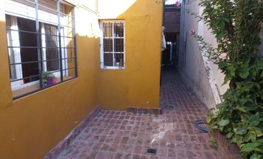 Venta de Casa 5 Amb. S/Lote 8.66x22m². en Ramos Mejia - Buen Estado Con patio y Quincho