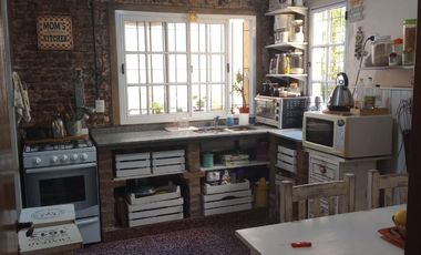 Venta de Casa 5 Amb. S/Lote 8.66x22m². en Ramos Mejia - Buen Estado Con patio y Quincho