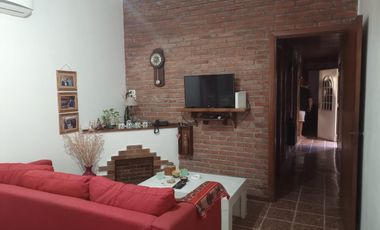 Venta de Casa 5 Amb. S/Lote 8.66x22m². en Ramos Mejia - Buen Estado Con patio y Quincho