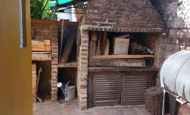 Venta de Casa 5 Amb. S/Lote 8.66x22m². en Ramos Mejia - Buen Estado Con patio y Quincho