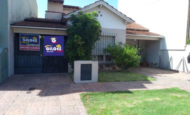 Venta de Casa 5 Amb. S/Lote 8.66x22m². en Ramos Mejia - Buen Estado Con patio y Quincho