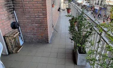 S.Martin(Ctro) - Espacioso Dpto. 4 amb al Frente , con excelente Balcón Terraza!